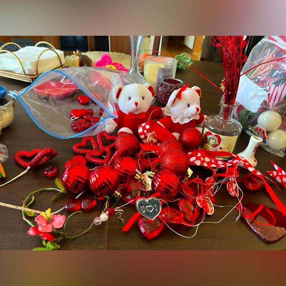 VALENTINES DAY DECOR BUNDLE - Picture 1 of 13